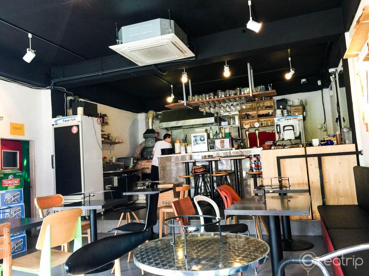 Innenansicht eines gemütlichen Pizzarestaurants mit entspannter Atmosphäre in Itaewon, Seoul.