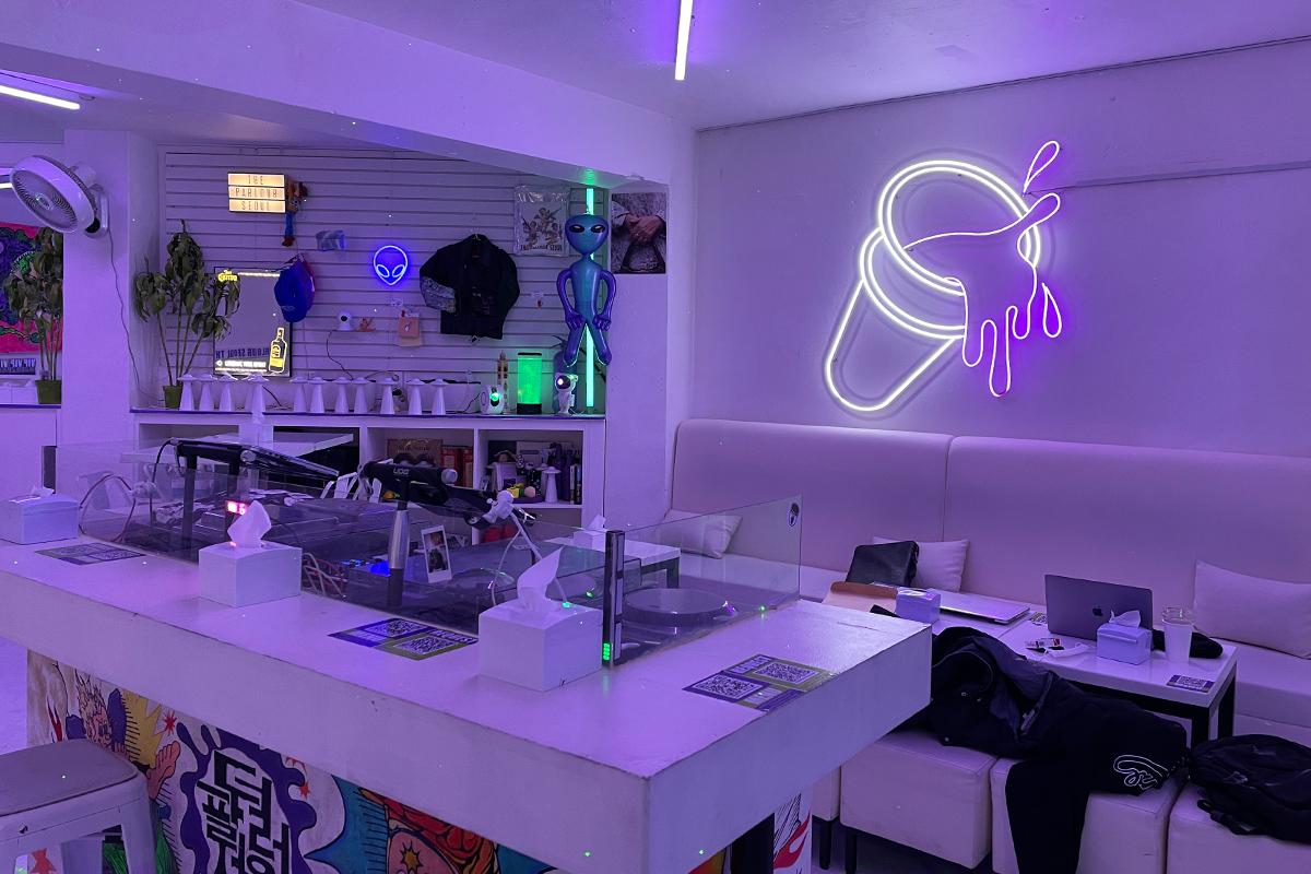 『THE PARLOUR SEOUL』の店内。紫色のネオンが飾られたモダンでスタイリッシュなカフェ。インスタグラムに写真をアップしたくなるデザイン。