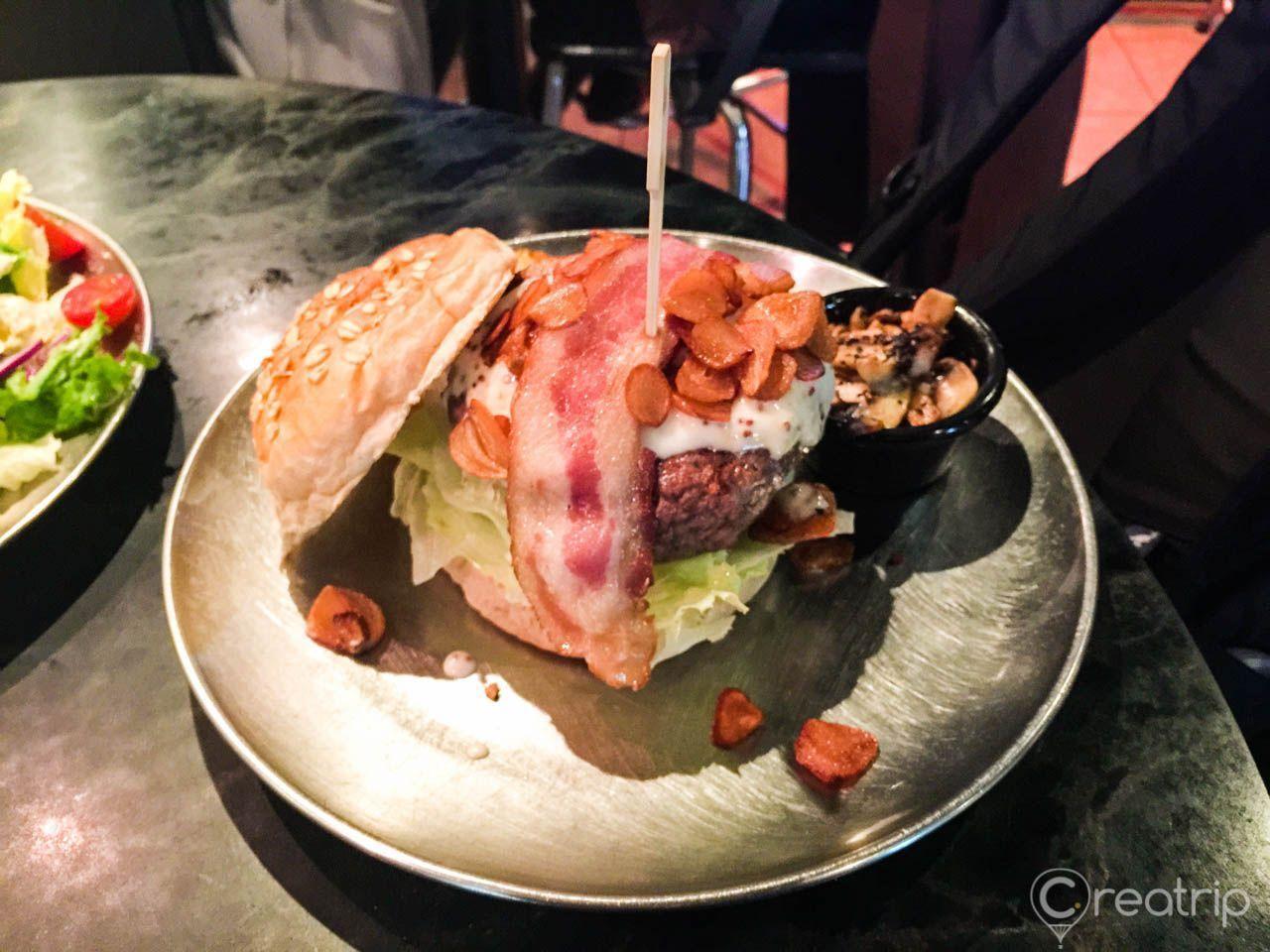 Üppiger Jacoby Burger serviert mit Salat in einem gehobenen Restaurant in Itaewon, Seoul.