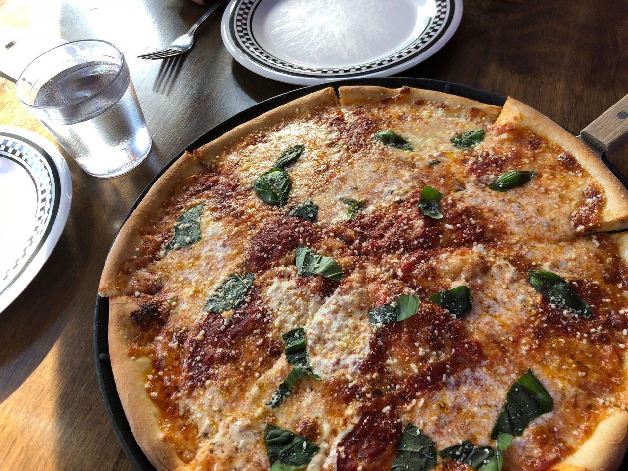 Obenansicht einer runden Margherita-Pizza in einem Itaewon-Esstisch in Seoul.