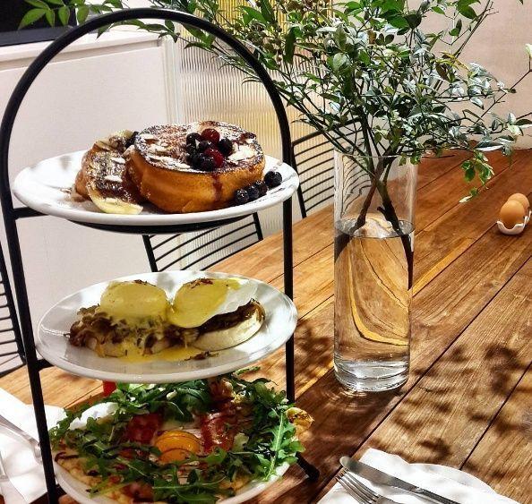 Dreistufiges Frühstücksbrunch-Set in einem eleganten Café in Itaewon, Seoul.