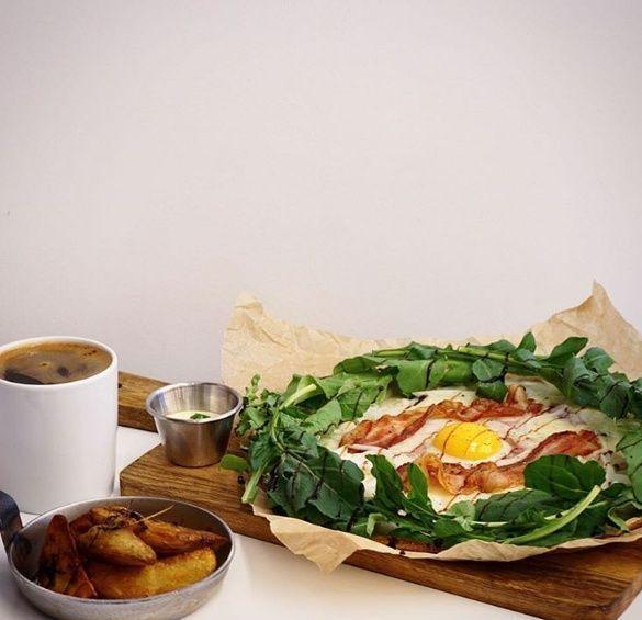 Frische und kreative Brunch-Option mit Eiern, Speck und Gemüse in einem Café in Itaewon, Seoul.