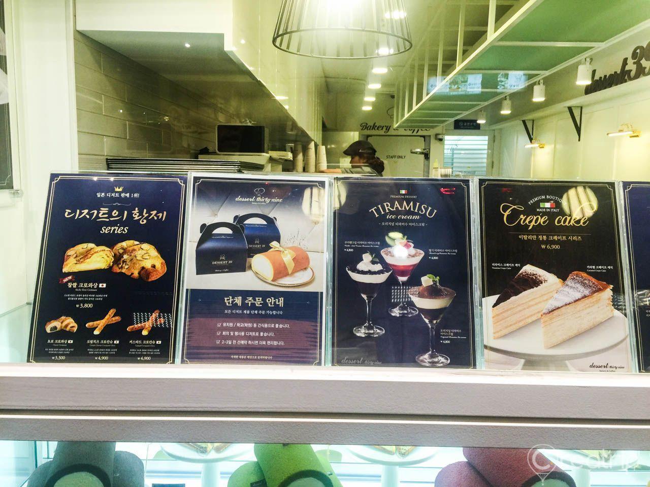 Leckere Schokoladen- und Cremedesserts in der Auslage von 'Dessert 39' in Itaewon, Seoul.