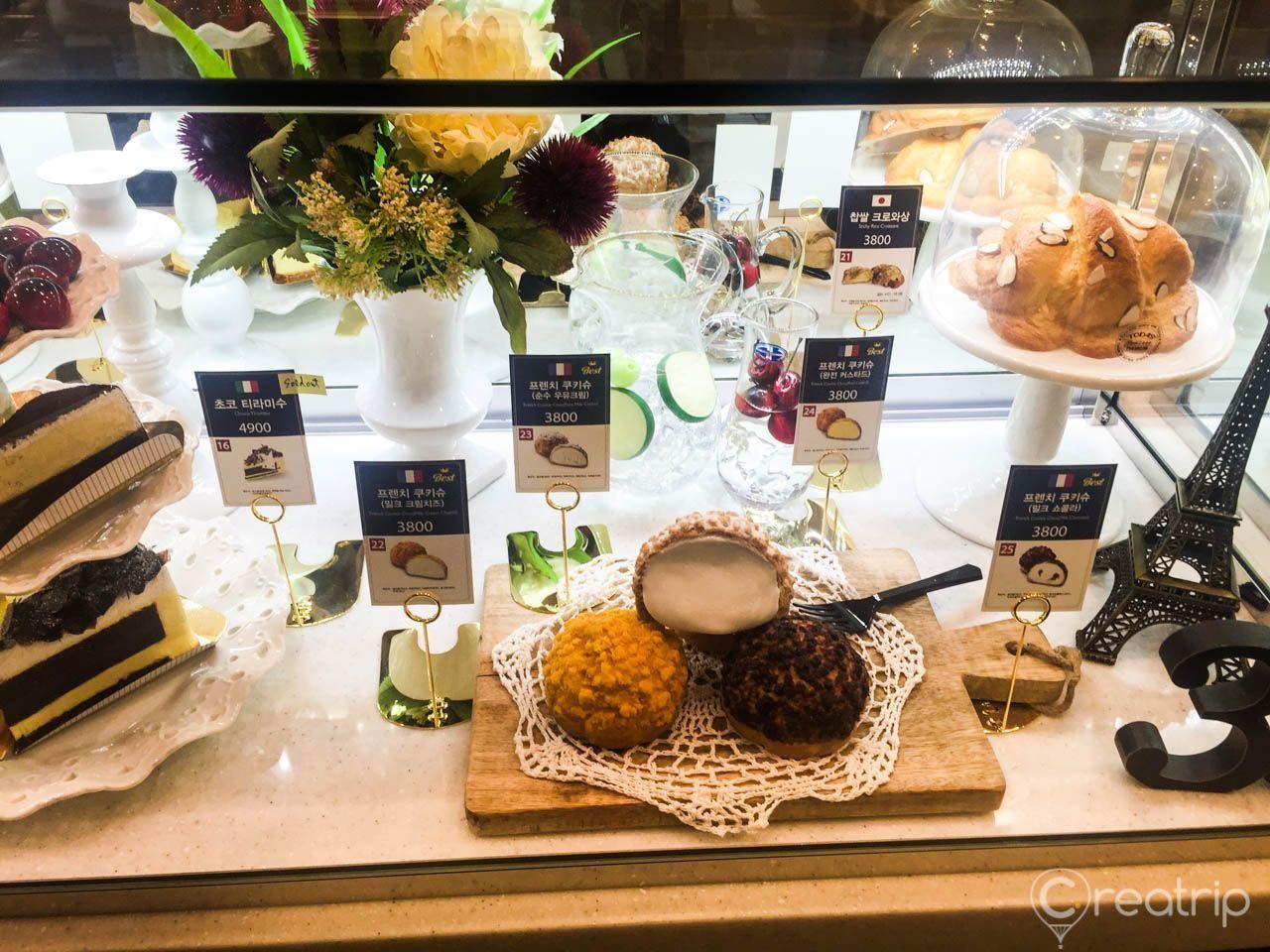 Elegant dekorierte Dessert-Auslage im Dessertshop 'Dessert 39' in Itaewon, Seoul.