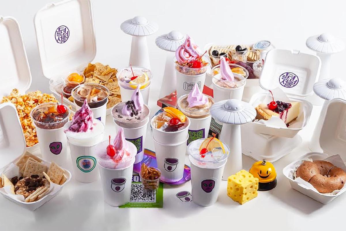 韓国ソウルにあるおしゃれなカフェ『THE PARLOUR SEOUL』の様々なドリンクとスイーツのセット。ナチョスやチーズポップコーンも註文可能。イテウォンで人気のトレンディな場所。