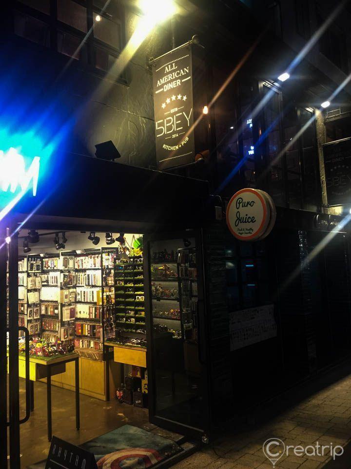 Eingang zu einem charmanten Accessoire-Shop in Itaewon, Seoul, in nächtlicher Beleuchtung.