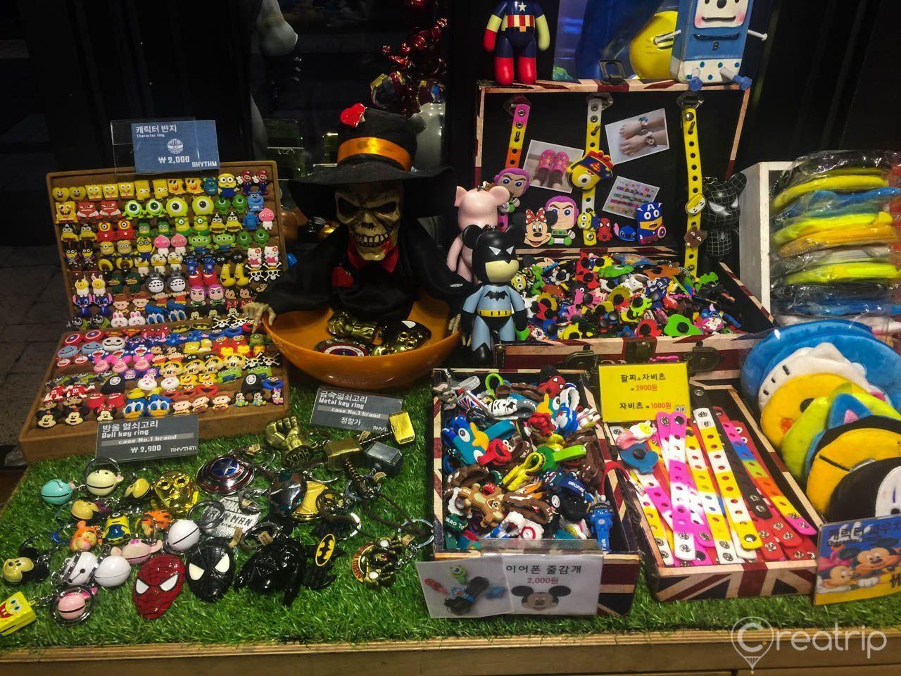 Bunte und niedliche Accessoires in einem Laden in Itaewon, Seoul, ausgestellt.