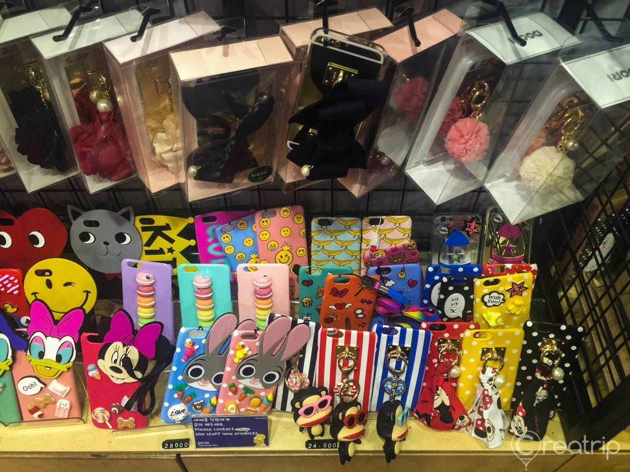 Reihe von verspielten Handy-Accessoires und Charms in einem Geschäft in Itaewon, Seoul.