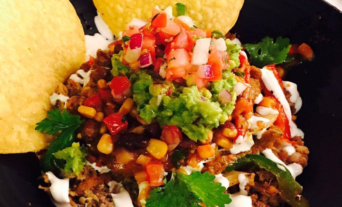 Herzhaftes mexikanisches Gericht mit frischer Guacamole und Salsa, serviert im Vatos Restaurant in Itaewon, Seoul.