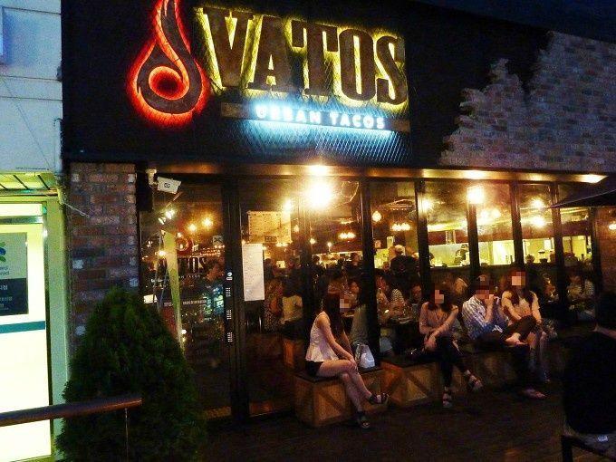 Vatos Mexican Restaurant mit überfülltem Eingangsbereich am Abend in Itaewon, Seoul.