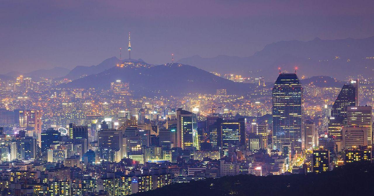 從南山俯瞰首爾城市夜景，繁華的市中心被萬家燈火點亮，令人沉醉。