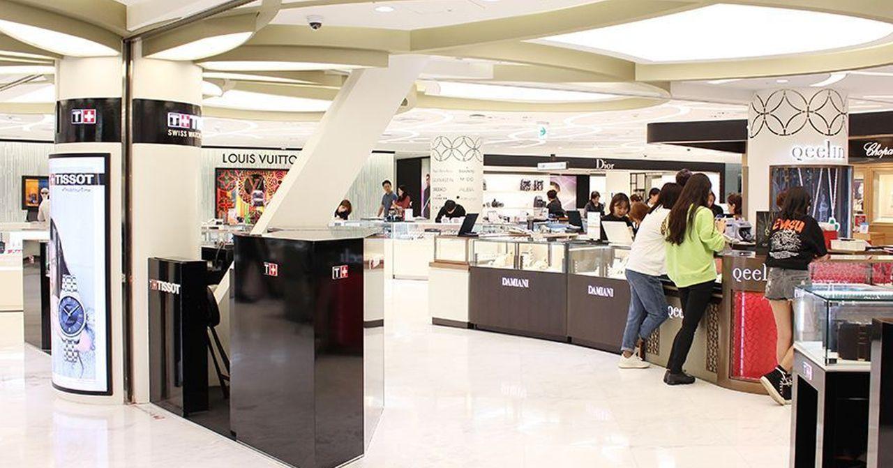 首爾旗艦商場內的免税店，多家知名品牌櫃台匯聚，吸引旅客購物。