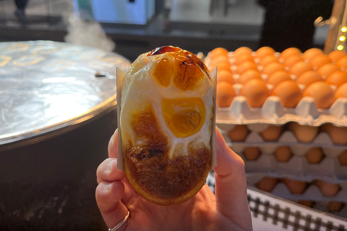 明洞特色雞蛋包小食，熱香餅搭配整隻雞蛋，冬季暖胃不二選擇。