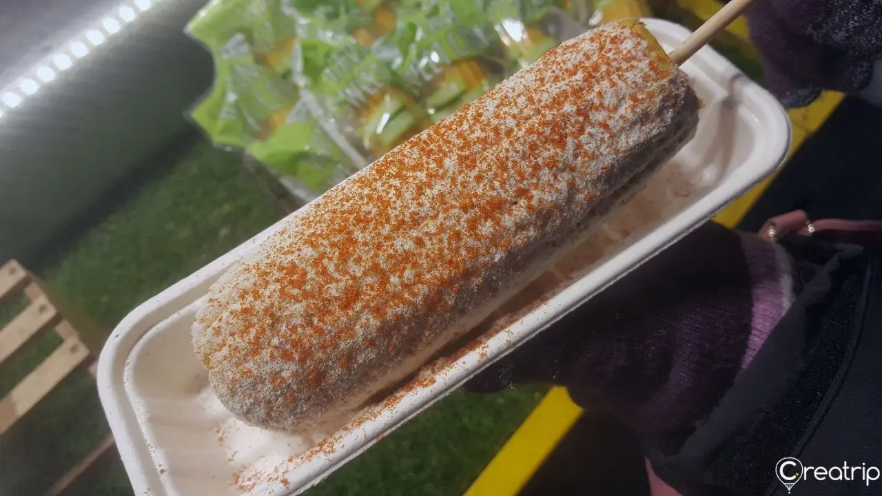 首爾明洞街頭正宗麻藥粟米，牛油燒粟米撒上特製調味粉，令人上癮的味道。