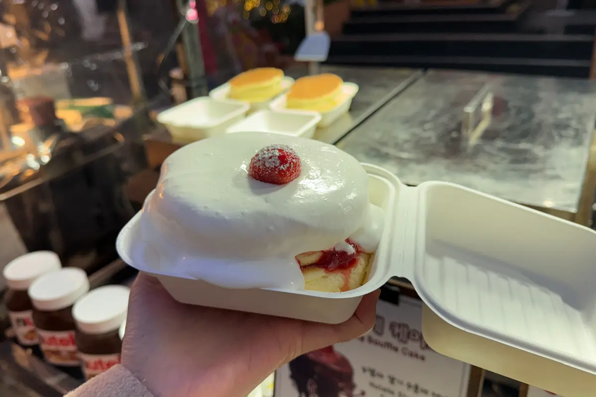 明洞人氣梳乎釐班戟，空氣感棉軟口感，配上忌廉幸福滿分。