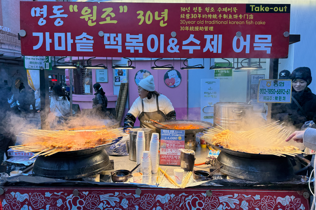 明洞傳統的辣炒年糕與魚糕小食，冬季韓國必試美味。