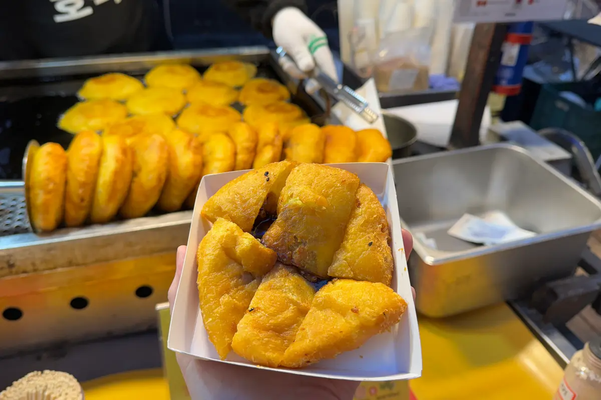 明洞小食糖餅，韓國傳統甜品，肉桂黑糖糖漿餡料美味難擋。