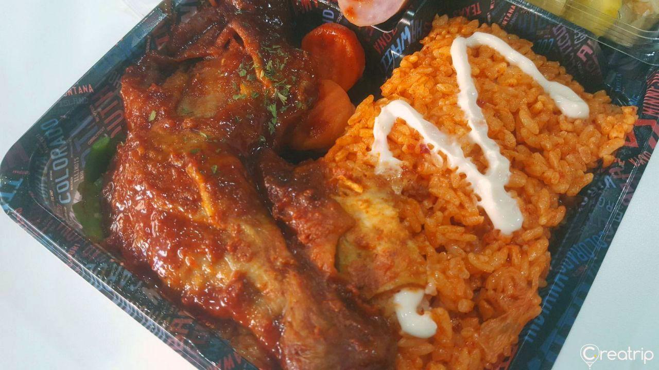 GS25鸡腿便当内的内容物，包括完整鸡腿和多样化的配菜，适合旅途中食用。