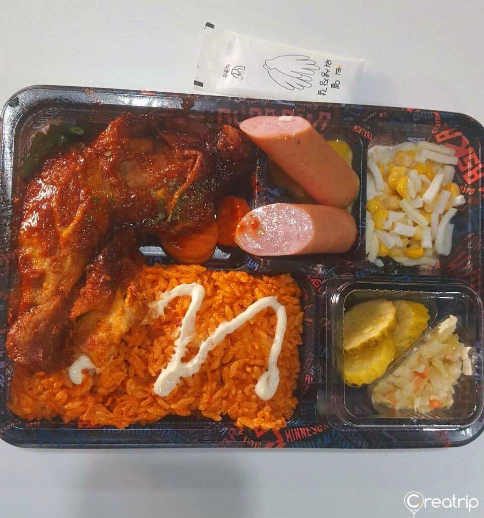 GS25鸡腿便当，包含大鸡腿、香肠和各种配菜，提供饱满的韩国味道。