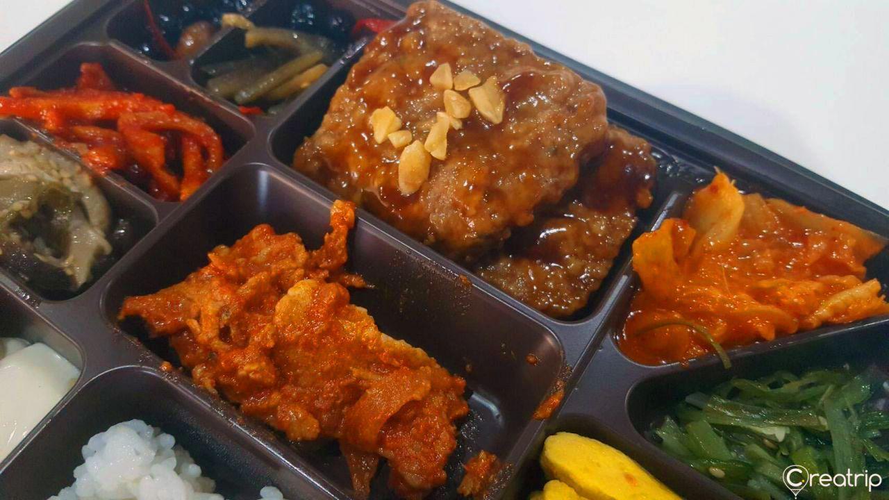 7-11的11餐便当，全景展示便当内容，有多样小菜和米饭，适合多种口味需求。