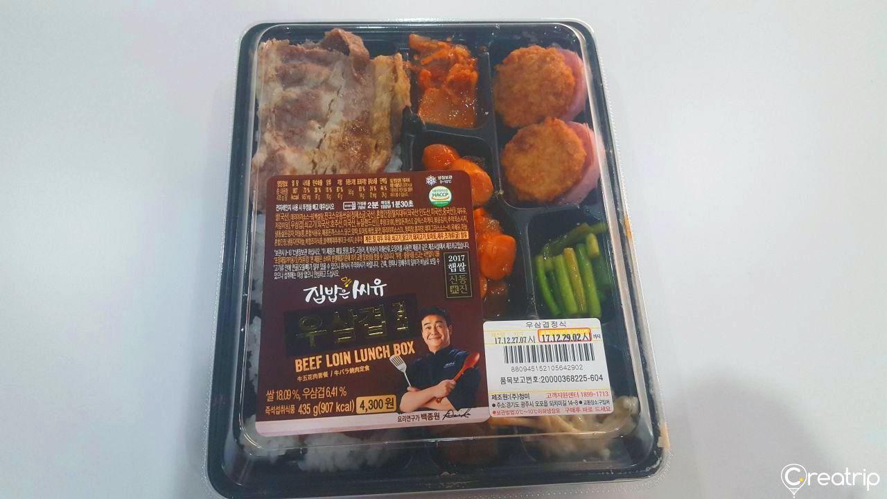 CU便利商店的牛五花定食便当包装，显示其中的成分和定价。