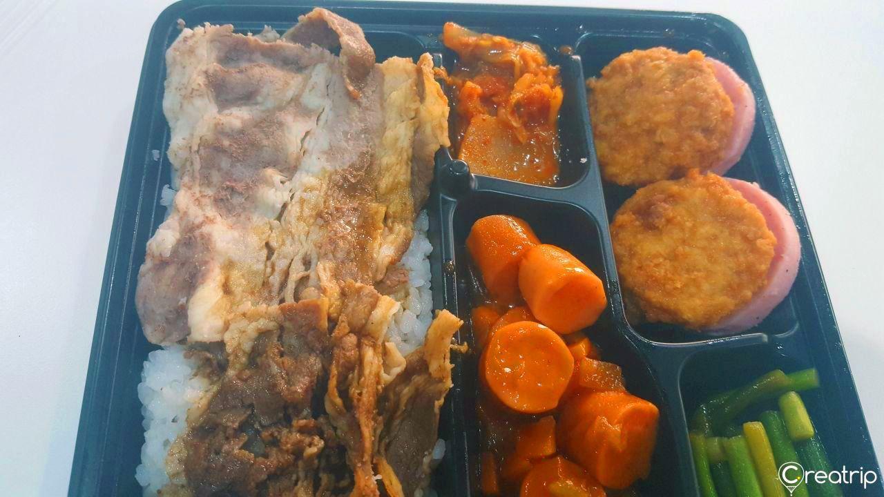 CU牛五花定食便当，特色牛肉片和丰富的配菜，展现韩国混合菜系。