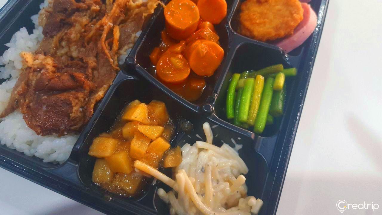 CU牛五花定食便当里的丰富配菜和甜味牛肉，适合喜好便捷韩国美食。