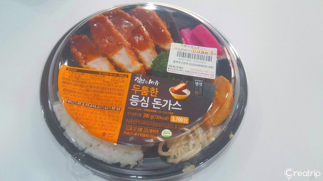 韩国便利商店CU的猪排便当包装，展示详细的营养信息和价格标签。