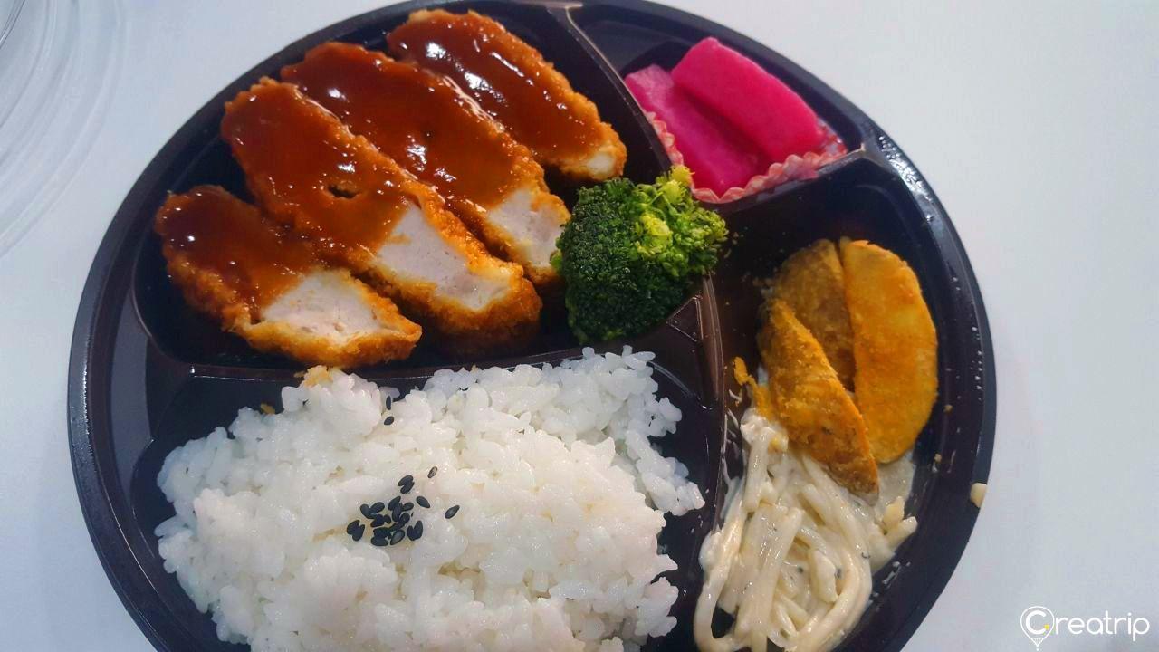 CU便利商店便当，包含猪排、白米饭、意大利面和蔬菜配料。