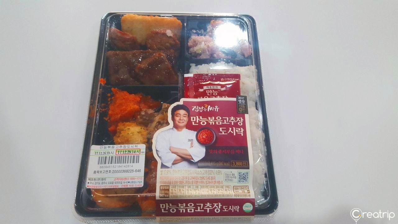 CU便利商店的万能辣炒饭便当包装，特色酱料和内容物信息。