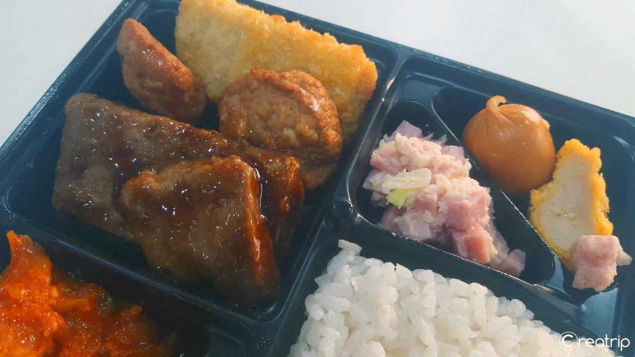 CU万能辣炒饭便当里包含肉类，泡菜和甜辣酱，方便快速享用。