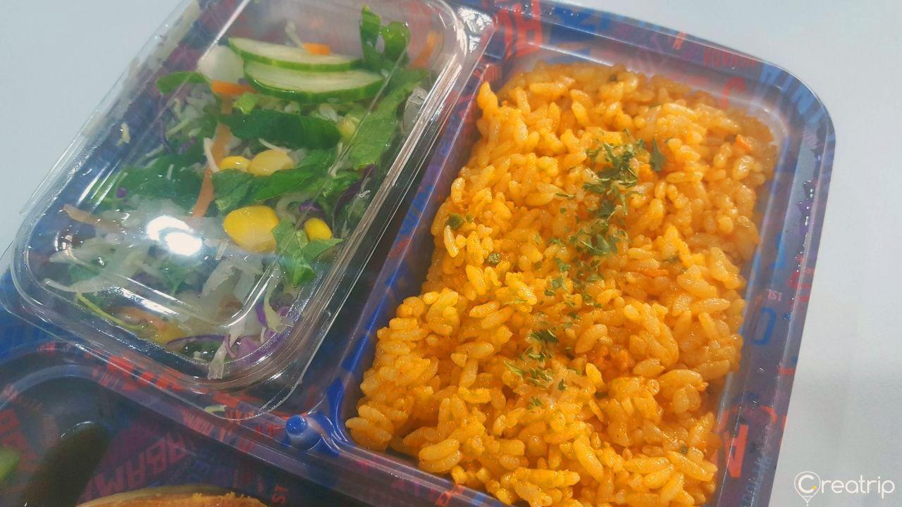 GS25猪颈肉便当，特写主食和沙拉，便捷享受韩国味的小餐盒选择。