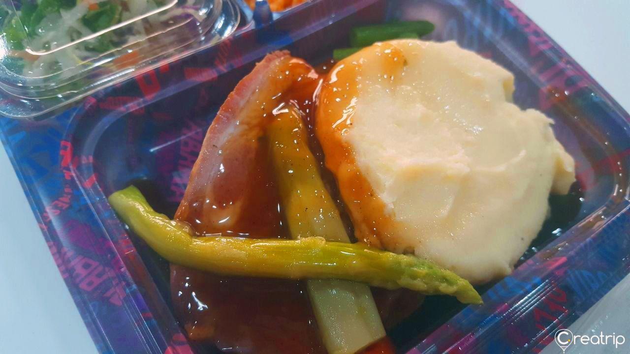 猪颈肉便当，GS25展现西式与韩风的结合，含有加工猪排和多样蔬菜配料。