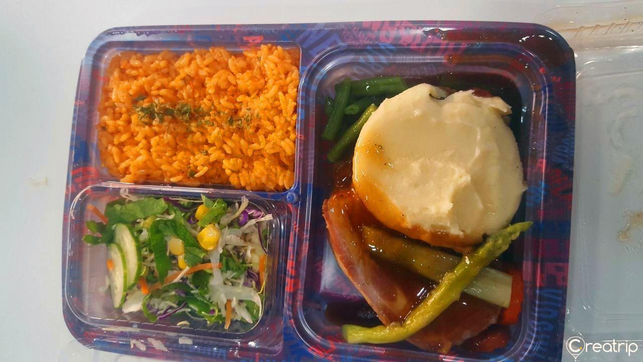 猪颈肉便当，展示其主食鸡腿和沙拉，来自GS25，提供便捷餐饮体验。