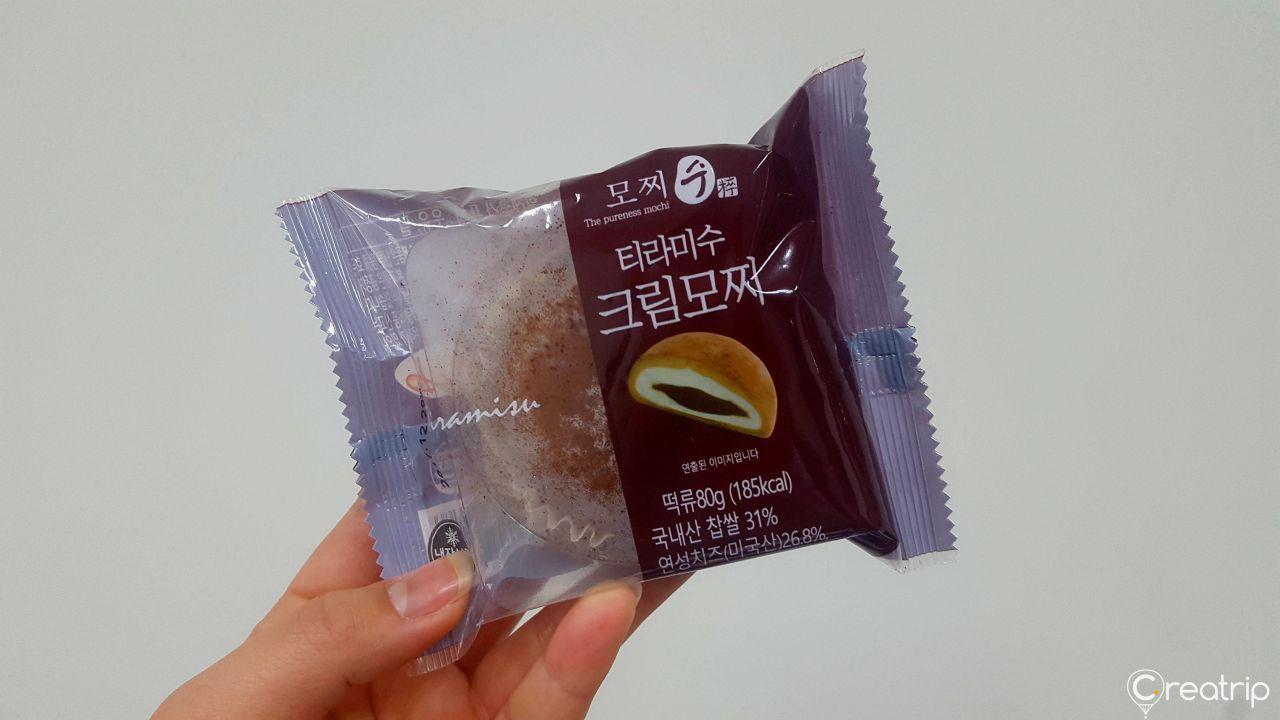 Tiramisu奶油麻糬大福包装，CU便利商店热门韩国甜点选择，展示香甜的风味。