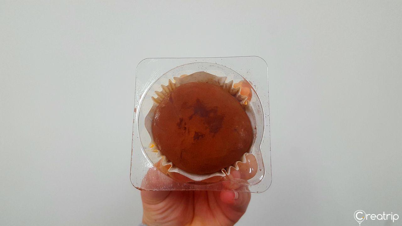 CU便利店的Tiramisu麻糬，展示圆形甜点和其巧克力外皮。