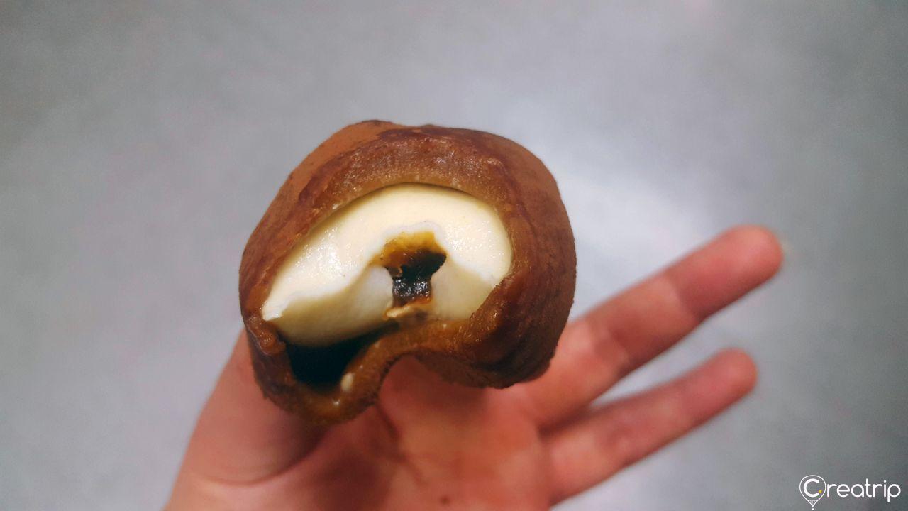 CU便利店热销的奶油麻糬大福，特写展示内馅咖啡冻和奶油芝士，受欢迎的选择。