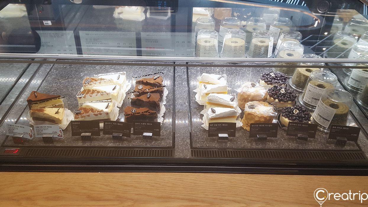 星巴克The鐘路店的餐點展示，包含多種特色食品。