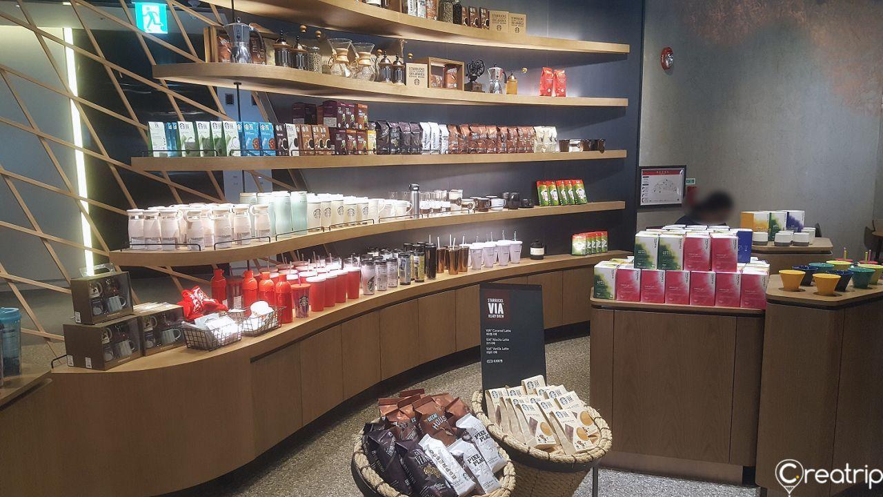 星巴克The鐘路店的商品陳列區，包括各式獨特的杯具。