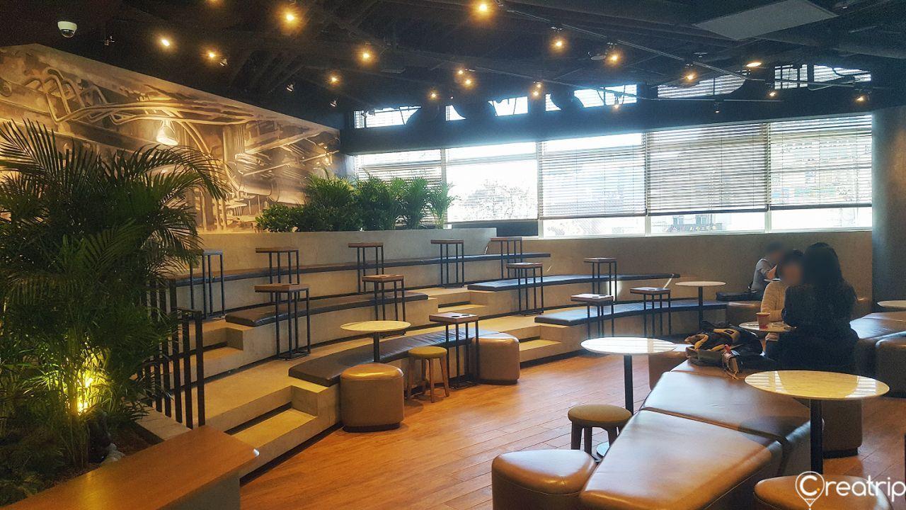 韓國星巴克The鐘路店的室內咖啡豆展示，排列整齊。