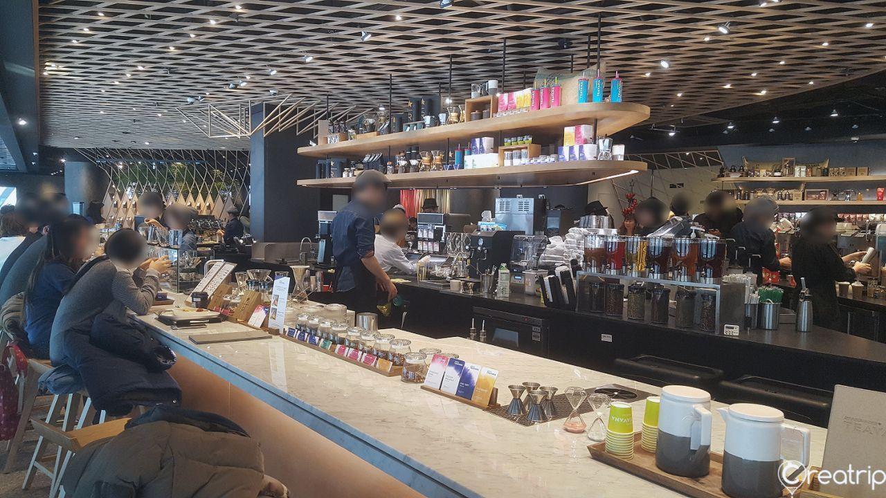 星巴克The鐘路店的茶品與咖啡禮盒展示區。