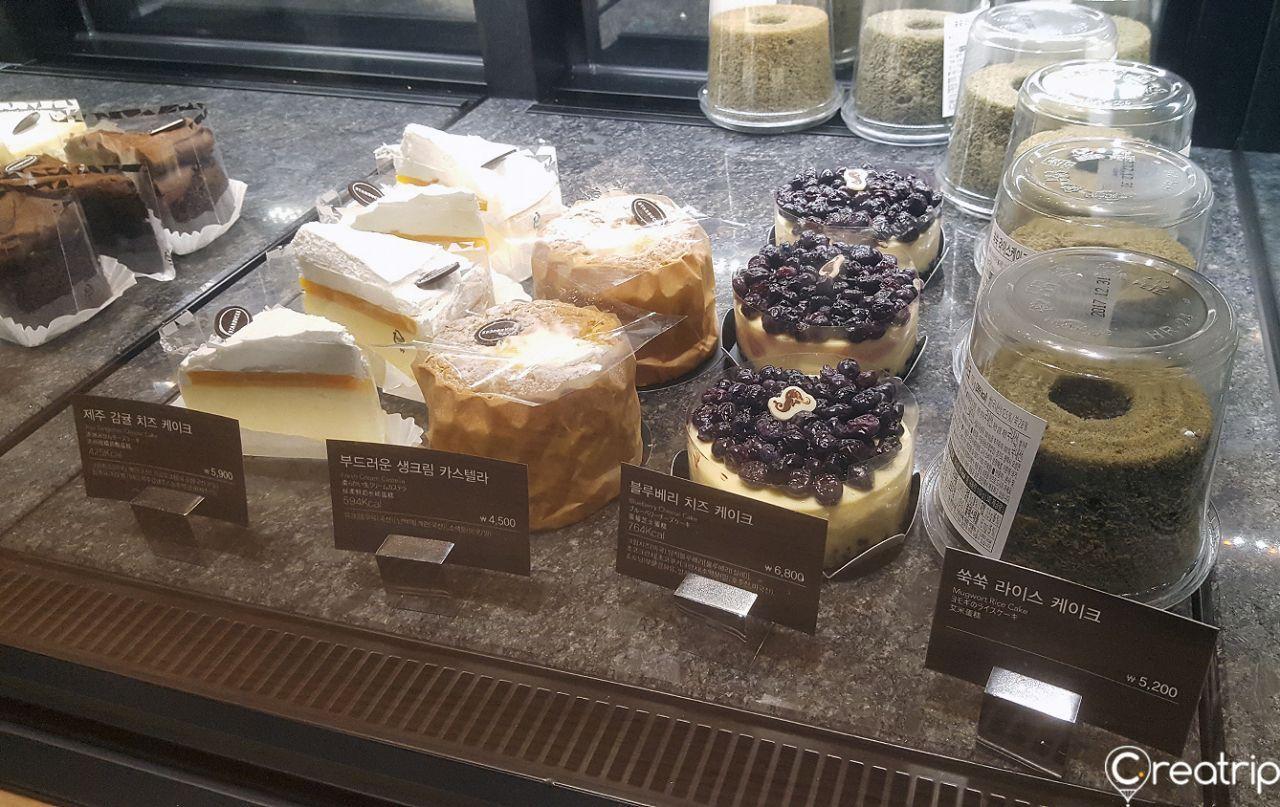 星巴克The鐘路店內的特殊餐點與甜品展示，精心設計。