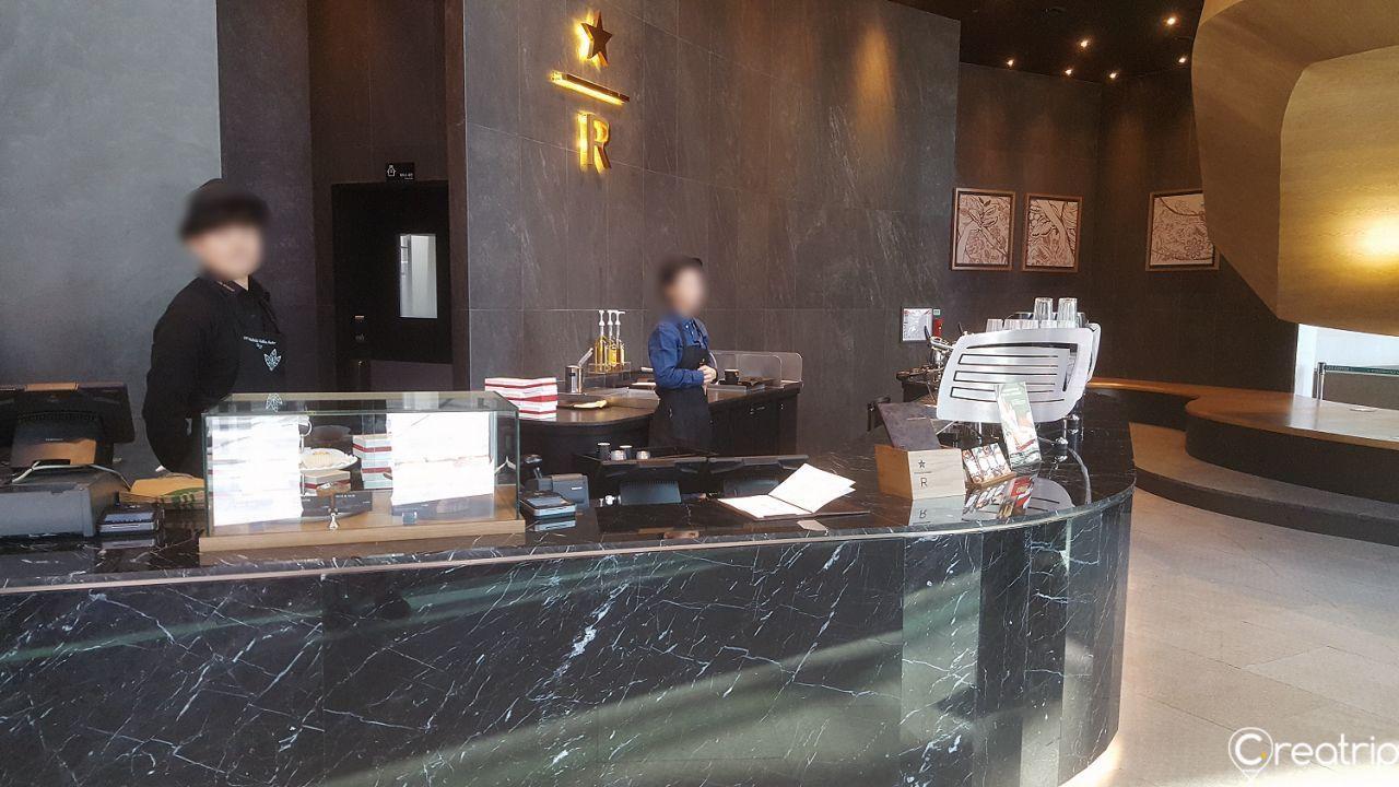 星巴克The鐘路店的裝潢豪華，提供各種獨特飲品。