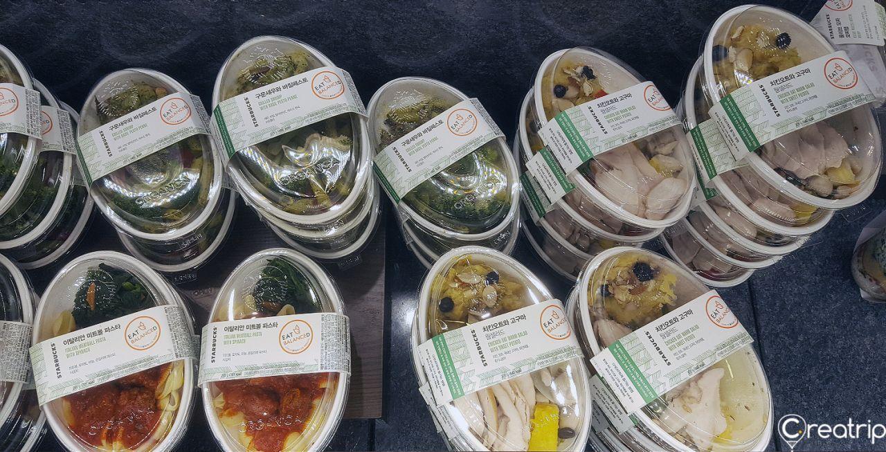 星巴克The鐘路店的商品展示區，鋪滿多種咖啡豆袋。