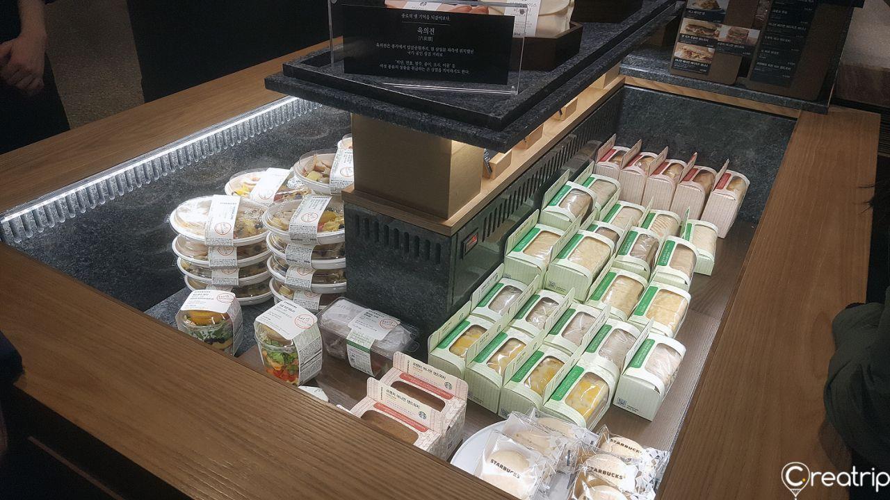 星巴克The鐘路店的商品展示和配件櫃檯，設計時尚且實用。