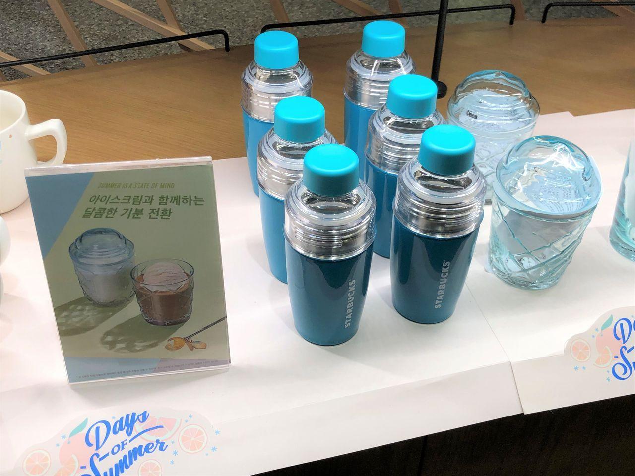 韓國星巴克The鐘路店的內部展示，擺放多樣商品選擇。