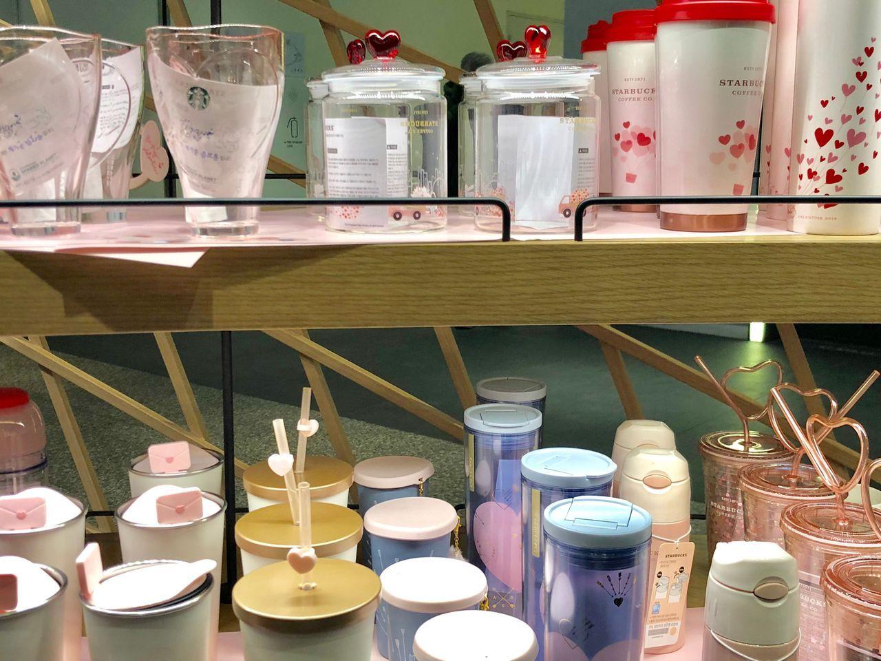 星巴克The鐘路店內部的空間與展品展示。