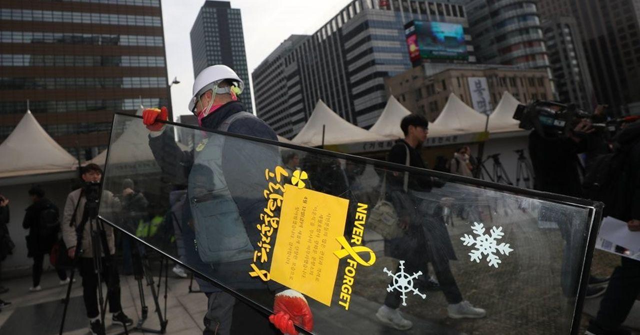 世越號帳篷拆除現場：攝影記錄下韓國社會運動的進程與歷史事件回顧。