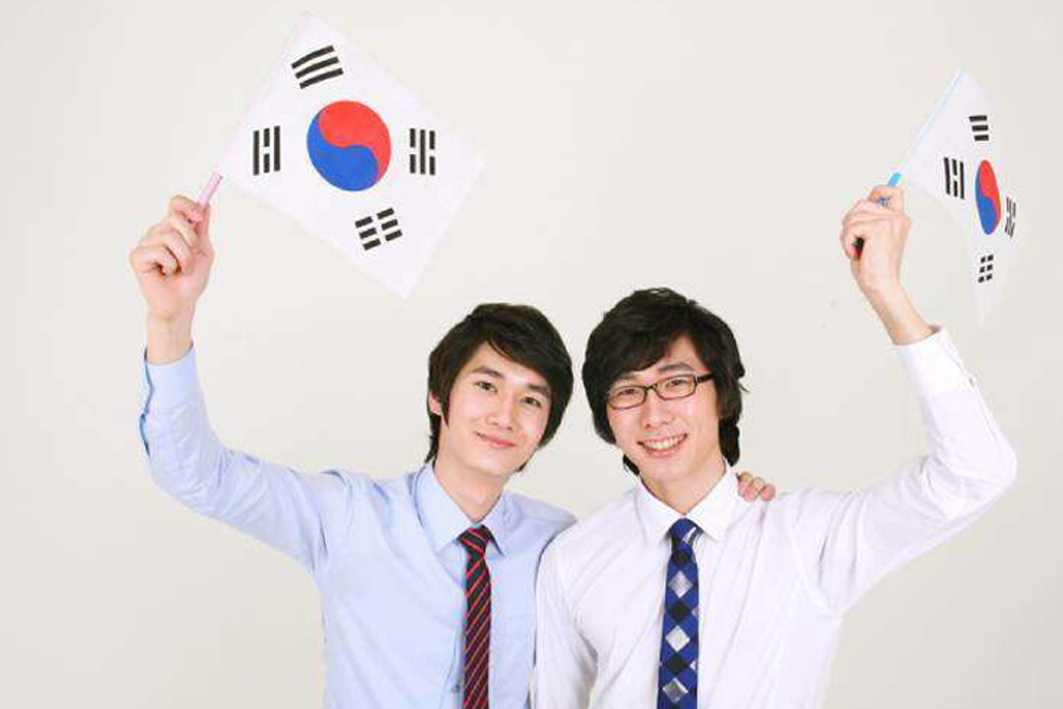 男性展示韓國國旗，象徵韓國人的民族驕傲和團結精神。