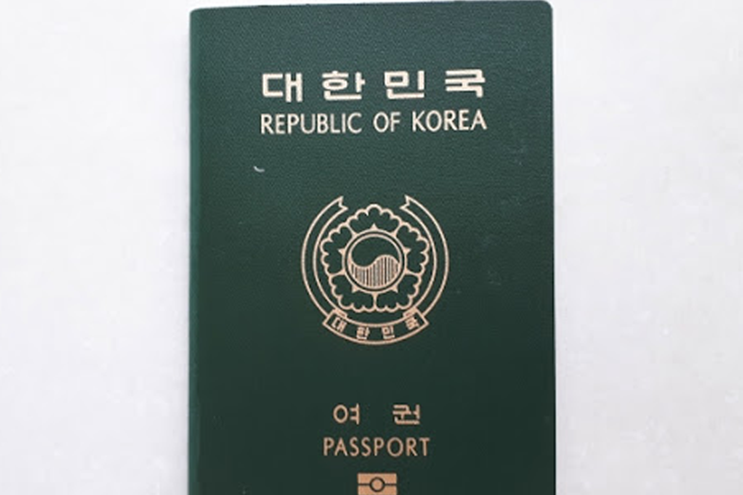韓國護照，展示國籍認同和身份象徵。